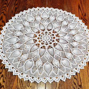Vintage Style New Hand Crafted white, 31 1/4" Diamond Puff Pineapple doily.
